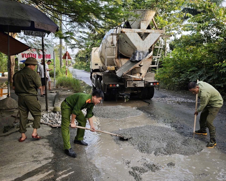 Công an phường Hưng Đạo vá đường giúp dân sau bão số 04